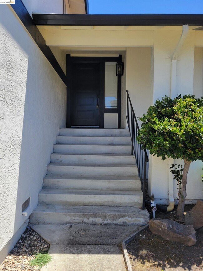 Building Photo - 2210 Sierra Ct