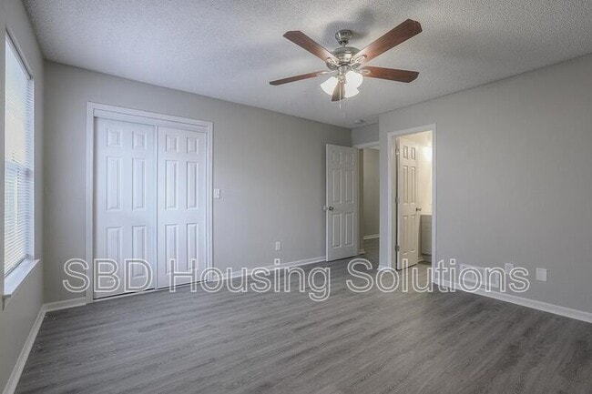 Building Photo - 106 NE Dogwood St