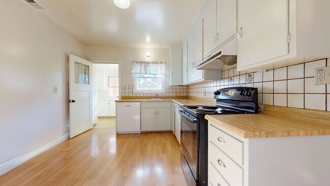 Building Photo - Bright Country Three Bedroom One Bathroom ...