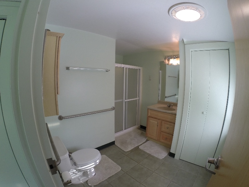 Full Bathroom - 55 US Route 1 Byp