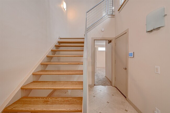 Building Photo - 5315 Lillian St