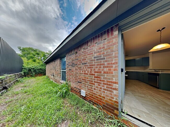 Building Photo - 2955 Loving Ave