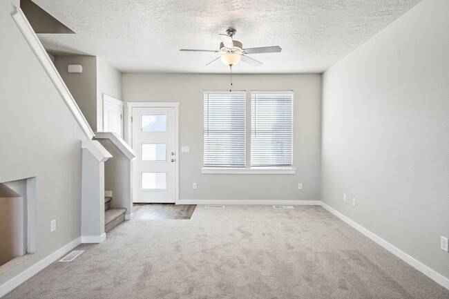 Building Photo - Cute SW Boise Townhome