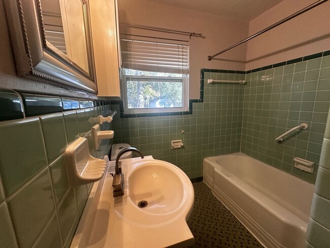 Building Photo - 2113 Hagan Dr