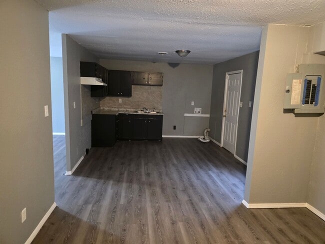 Building Photo - LIMITED TIME**NO APPLICATION FEE**1/2 OFF DEPOSIT**