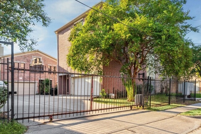 Building Photo - 9710 Riddlewood Ln