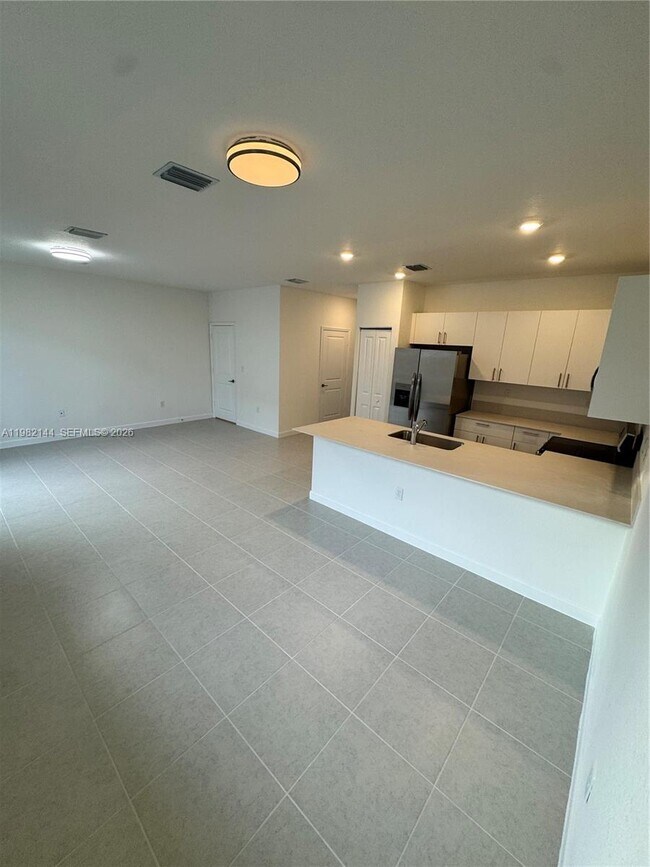 Building Photo - 656 SE 14th Ct