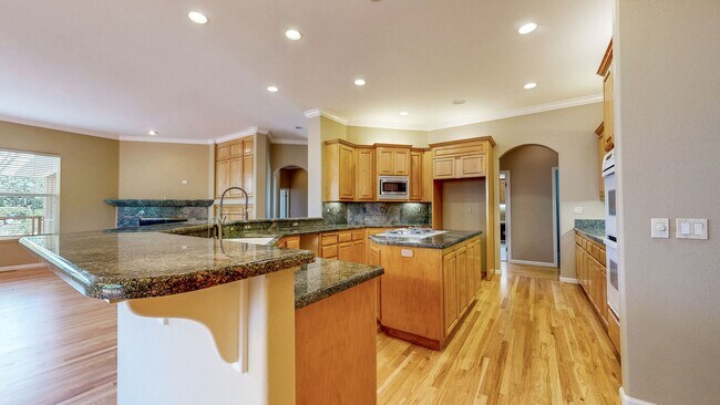 Building Photo - Gorgeous Home with private yards, large de...