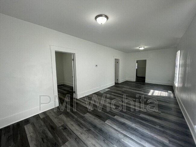 Building Photo - 210 N Ash St