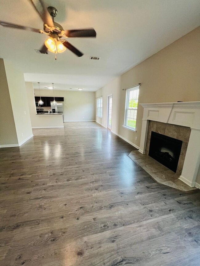 Building Photo - Pet Friendly 2 Story 4 bed 2 1/2 Bath home.