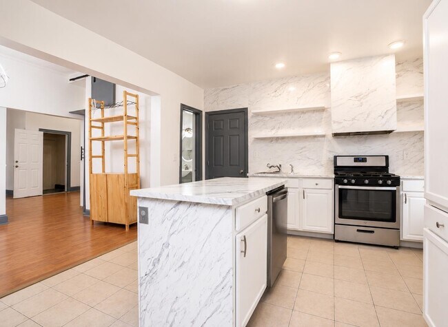 Building Photo - 814 28th St