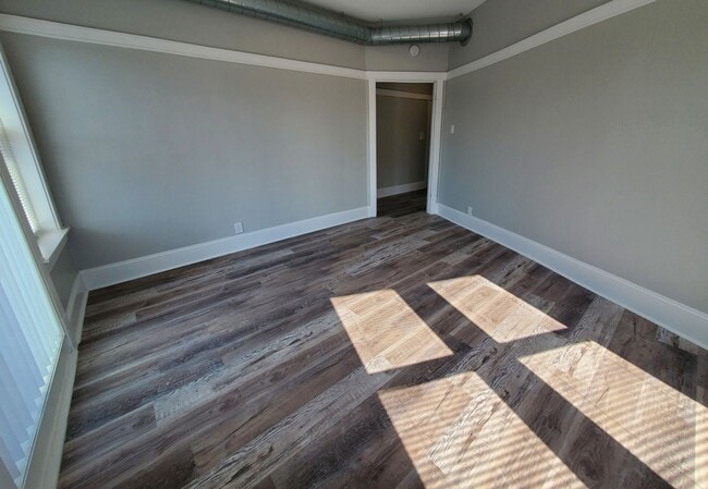 Building Photo - 4237 N Lincoln Ave