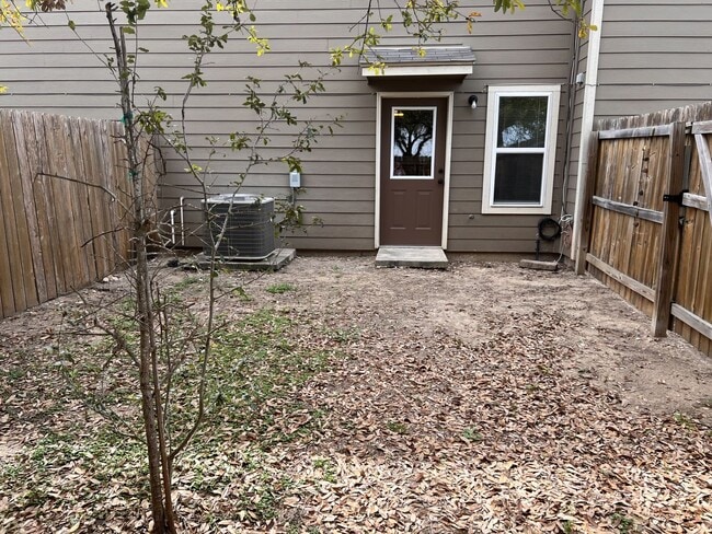 Building Photo - Luxury Townhome in Selma!