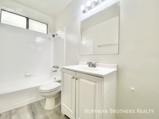 Building Photo - 634 N St Andrews Pl
