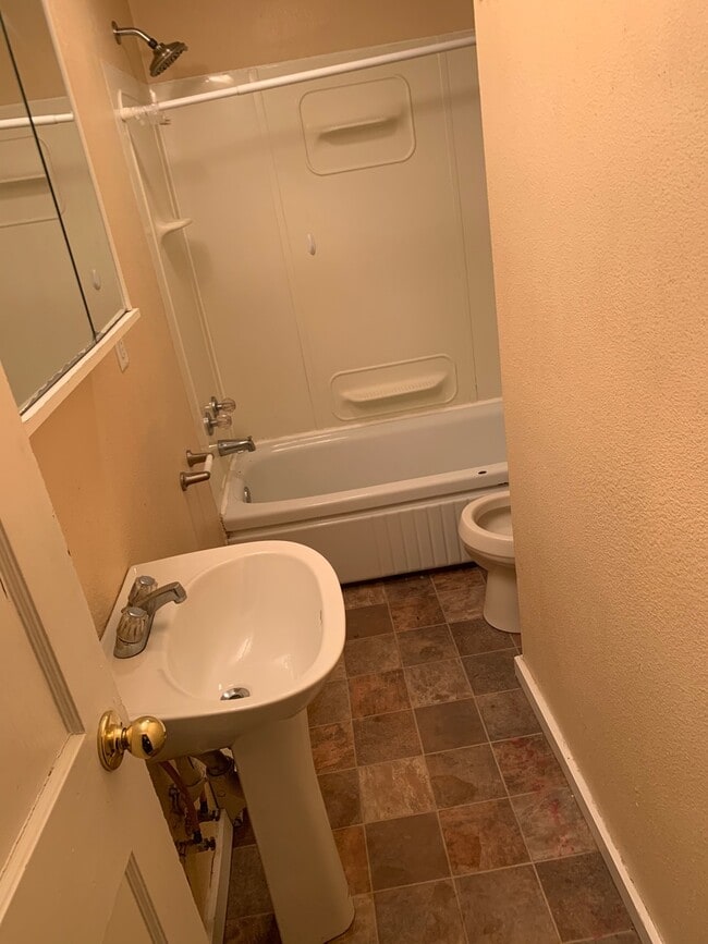 Building Photo - 307 9th Ave NE