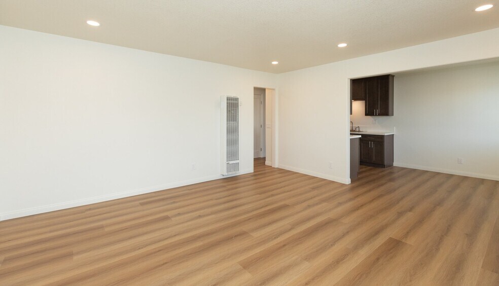 Building Photo - 2041 N Ventura Rd