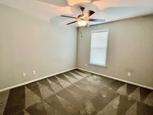 Building Photo - 3BR 3BTH Townhome with Screened patio and ...