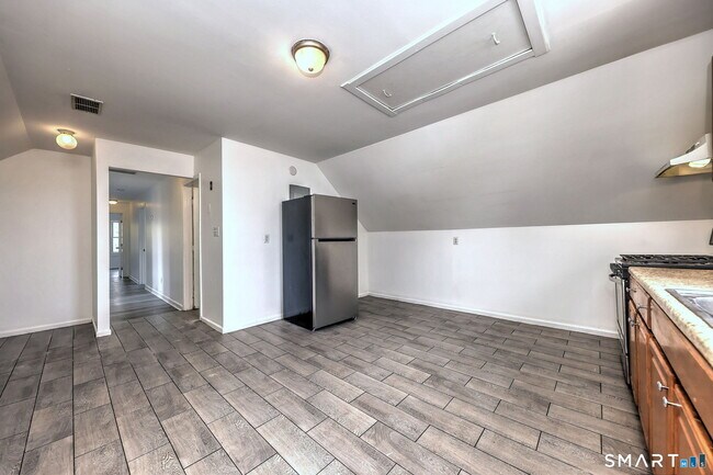Building Photo - 483 Ferry St