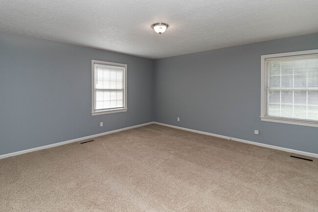 Building Photo - SPACIOUS Brick Home ~ Great location close...