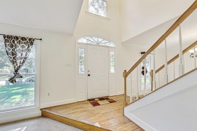 Building Photo - Cool on Cool Spring! Large SF 4 Bed + 2.5 BA