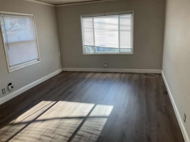 Building Photo - 2 bedroom 1 bath Duplex unit w/remodeled k...