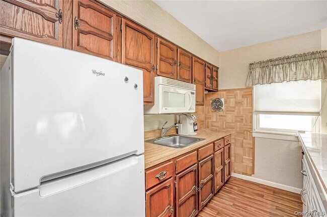 Building Photo - 10 Leanore Dr