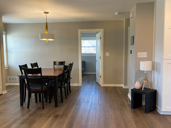 Building Photo - 935 Elmwood Ln