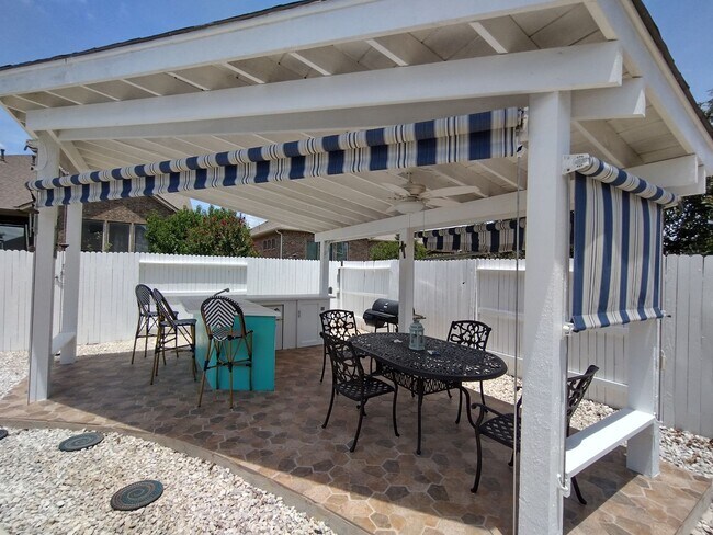 Building Photo - Beautiful 4 bedroom with a pool!!!