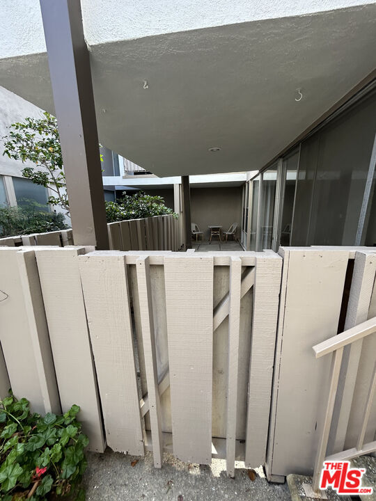 Building Photo - 833 Moraga Dr