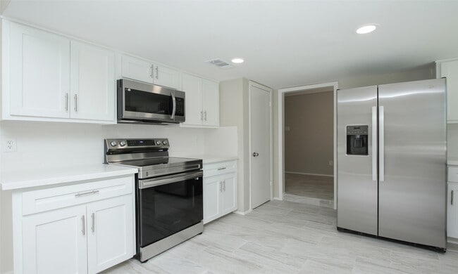 Building Photo - 833 Lakeview Dr