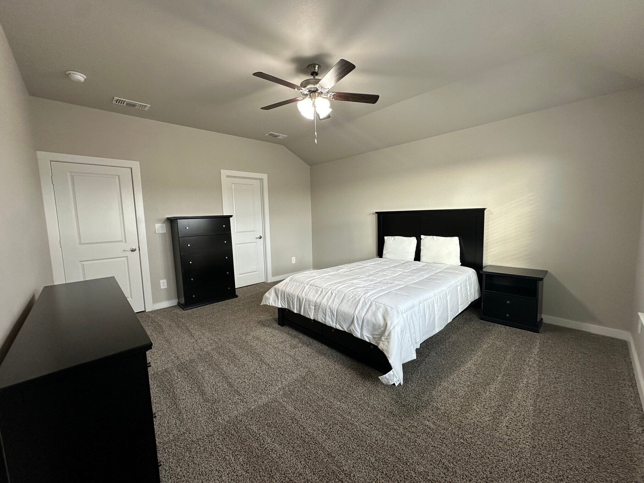 Master bedroom - 75 Windsor Ct