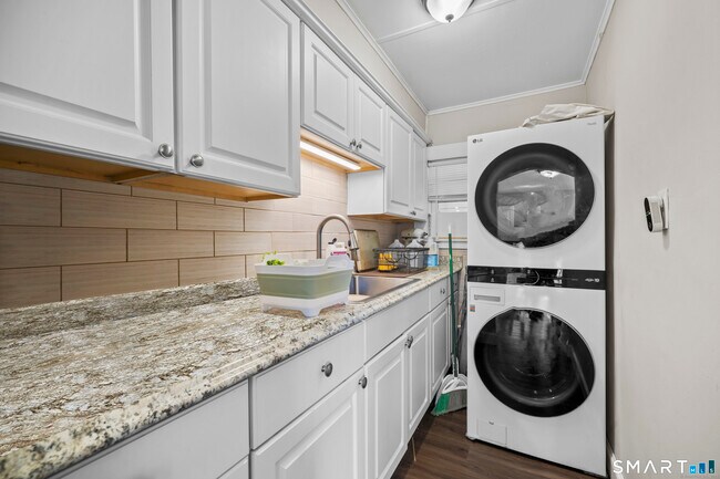 Building Photo - 383 Davis St