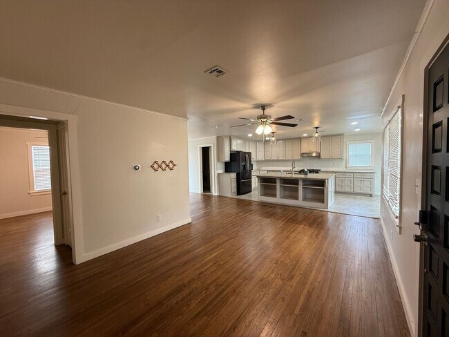 Building Photo - Welcome to your new charming 3-bedroom, 1.5-bath home in Broken Arrow close to Main Street!