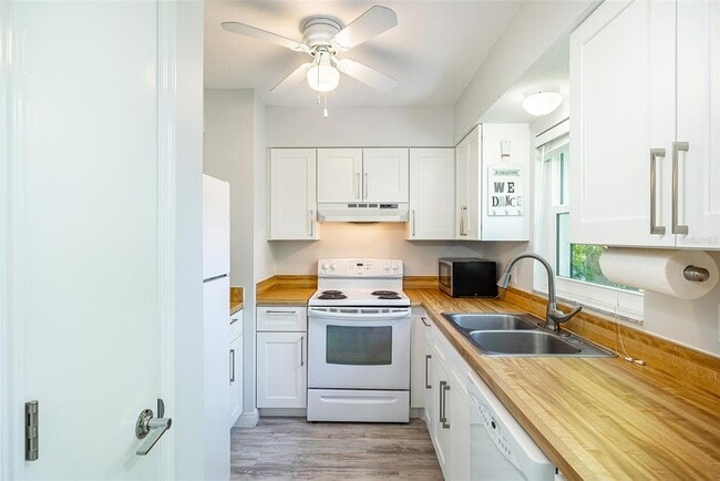 Building Photo - 6950 Avenue Des Palais