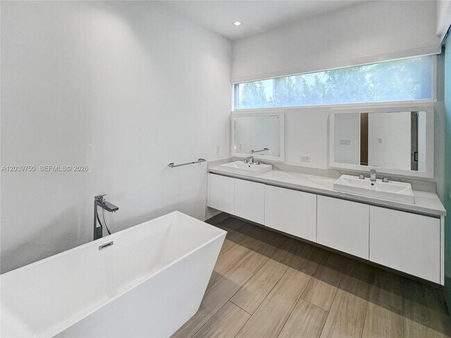 Building Photo - 16582 Botaniko Dr S