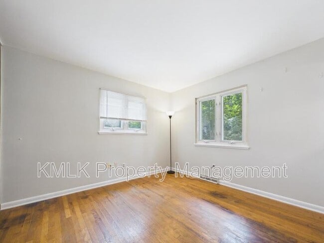 Building Photo - 1323 Hilton Dr