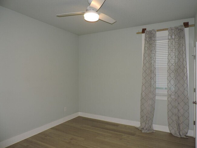 Building Photo - Easy access to interstate, shopping & downtown Pensacola!