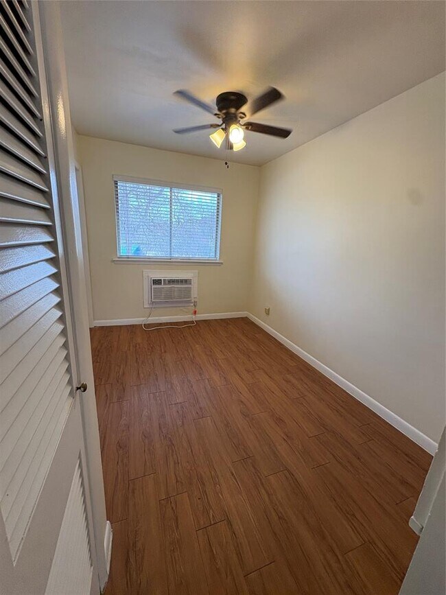 Building Photo - 1212 W 13th St