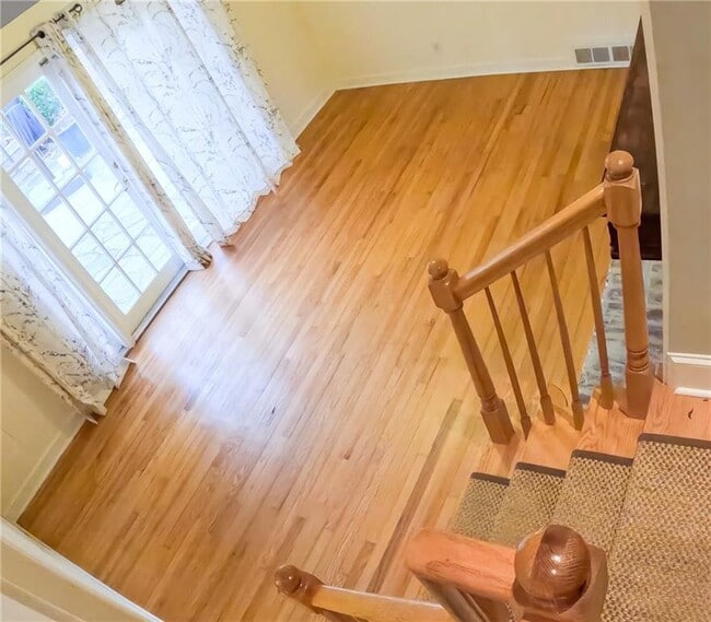 Building Photo - 998 Ferncliff Rd NE