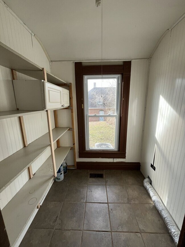 Building Photo - 2 Bedroom House For Rent