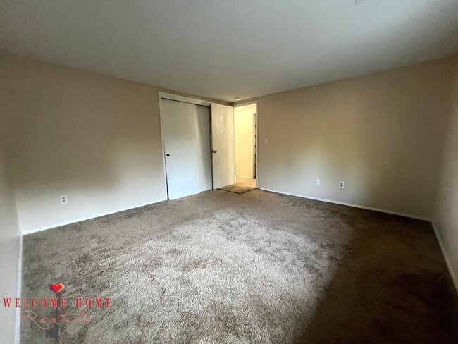 Building Photo - 2 bedroom townhome condo with AMAZING view, brand new carpeting and a fresh coat of paint!!!