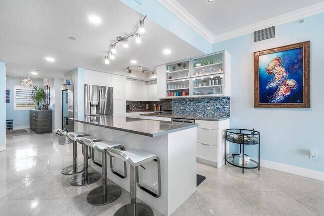 Building Photo - 2650 Lake Shore Dr