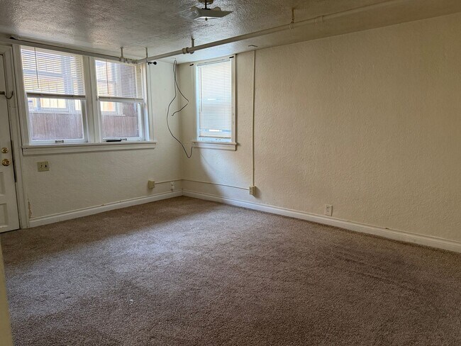 Building Photo - DY Rentals Duplex 2