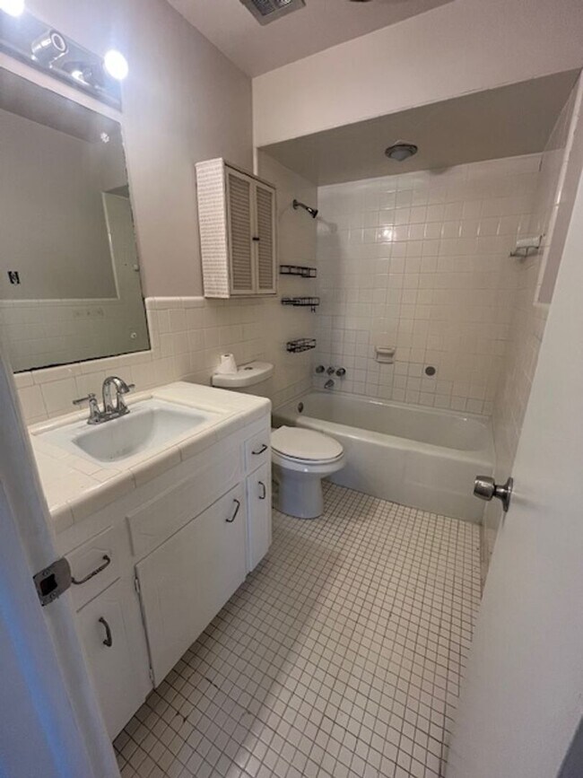 Building Photo - Large 1960's Home Near 21st & Sheridan!