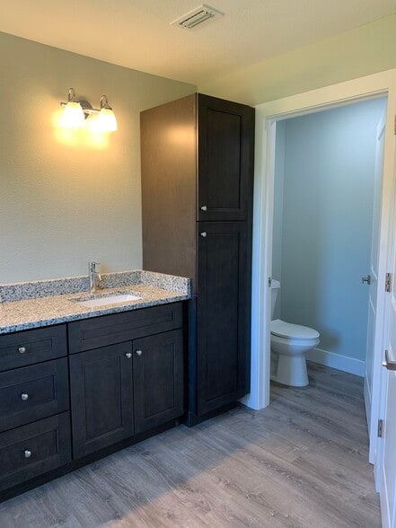 Primary bath double sinks - 2940 Sarletto St