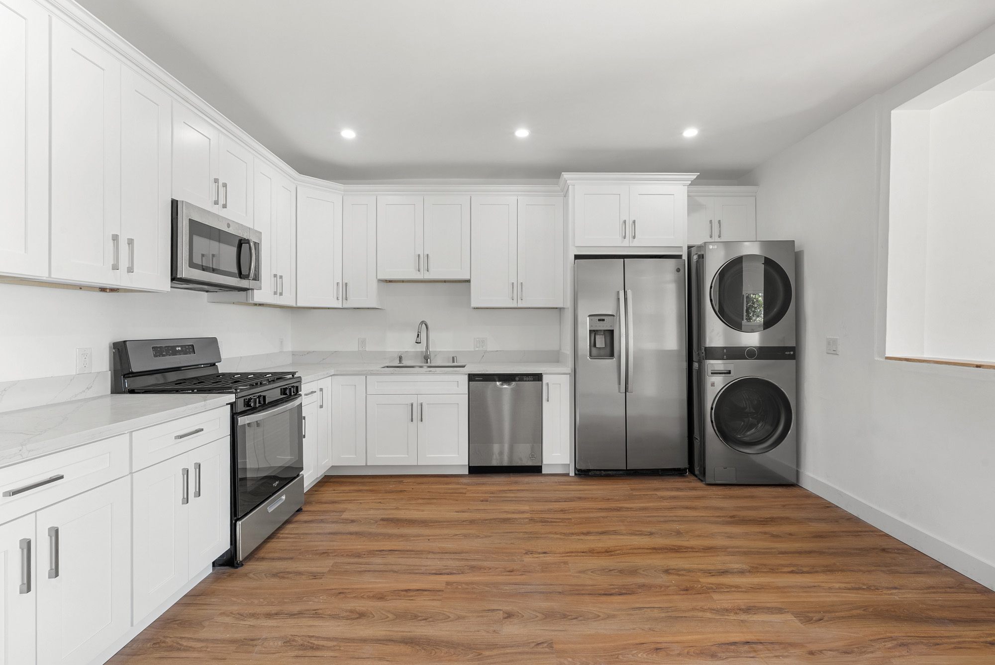 Building Photo - 1301 N Poinsettia Pl