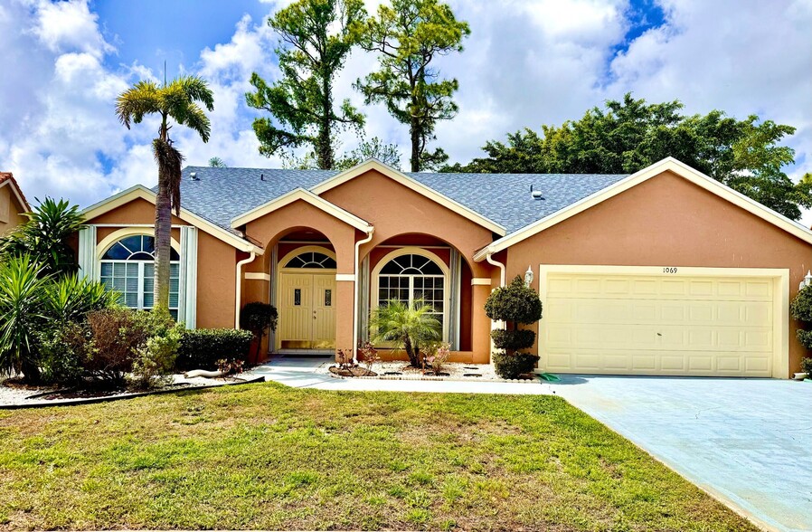 Primary Photo - 1069 Sweet Briar Pl