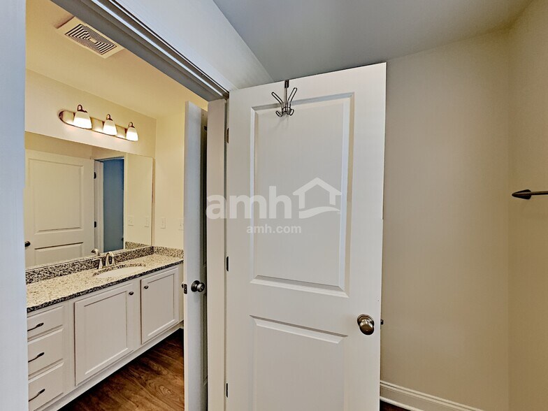 Building Photo - 114 Lindridge Dr