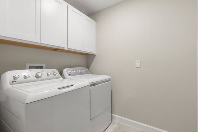 Building Photo - LIKE NEW Townhome in Willow Square