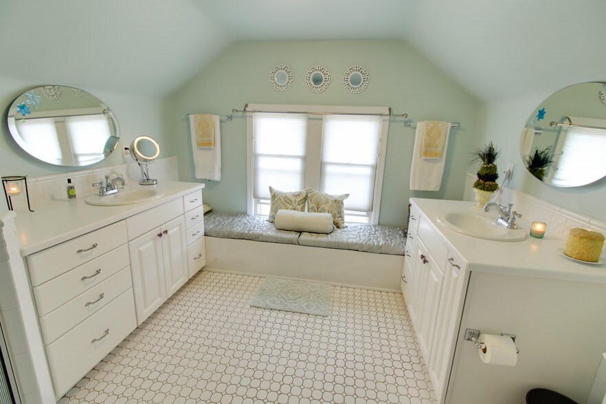 Master Bathroom - 1623 N Astor St